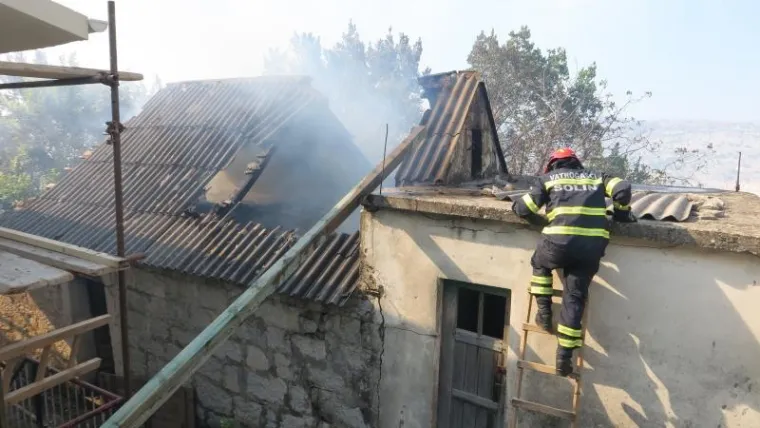POŽAR POHARAO I KUĆE: Vatrogasci se cijelu noć borili s vatrenom stihijom u mjestu Donje Sitno