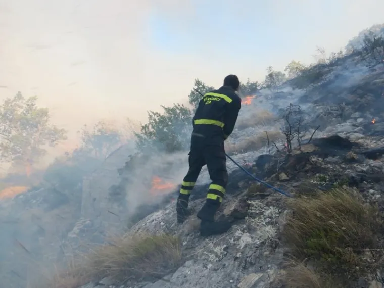 POŽAR POHARAO I KUĆE: Vatrogasci se cijelu noć borili s vatrenom stihijom u mjestu Donje Sitno