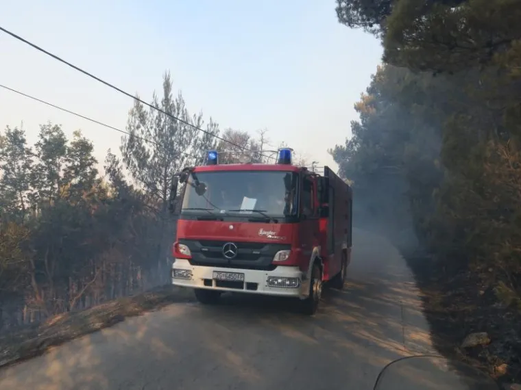 POŽAR POHARAO I KUĆE: Vatrogasci se cijelu noć borili s vatrenom stihijom u mjestu Donje Sitno