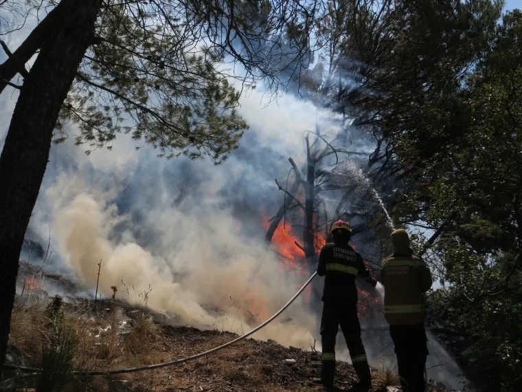 Sitno Donje: Nezaustavljiva vatra se &scaron;iri, izgorjele su jo&scaron; neke kuće