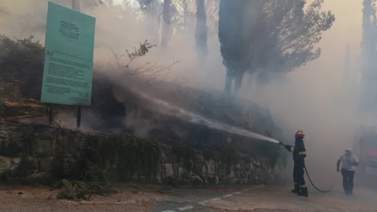 Sitno Donje: Nezaustavljiva vatra se &scaron;iri, izgorjele su jo&scaron; neke kuće