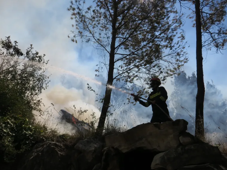 Sitno Donje: Nezaustavljiva vatra se &scaron;iri, izgorjele su jo&scaron; neke kuće
