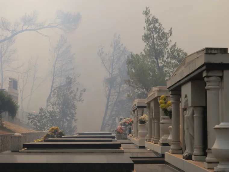 Sitno Donje: Nezaustavljiva vatra se &scaron;iri, izgorjele su jo&scaron; neke kuće