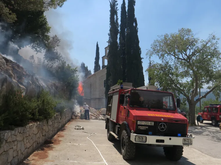 Sitno Donje: Nezaustavljiva vatra se &scaron;iri, izgorjele su jo&scaron; neke kuće