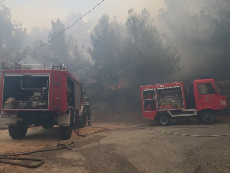 Sitno Donje: Nezaustavljiva vatra se &scaron;iri, izgorjele su jo&scaron; neke kuće