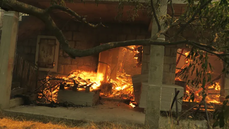 Sitno Donje: Nezaustavljiva vatra se &scaron;iri, izgorjele su jo&scaron; neke kuće