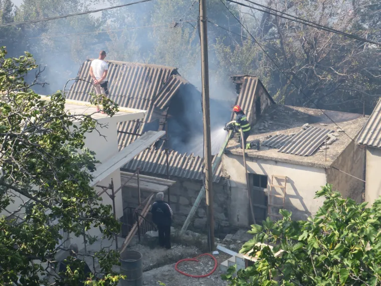 Sitno Donje: Požar s kojim se vatrogasci bore cijelu noć zahvatio nekoliko kuća