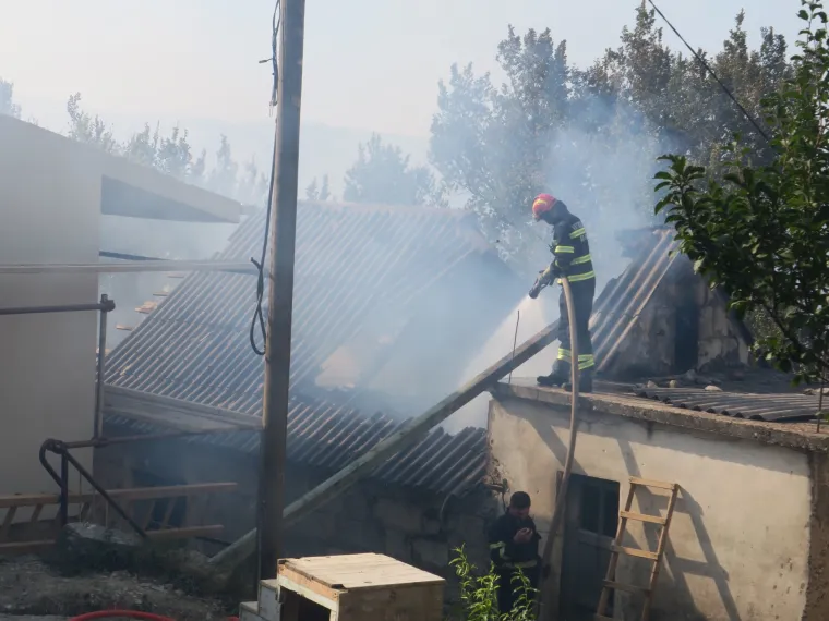 Sitno Donje: Požar s kojim se vatrogasci bore cijelu noć zahvatio nekoliko kuća