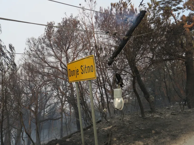 Sitno Donje: Požar s kojim se vatrogasci bore cijelu noć zahvatio nekoliko kuća
