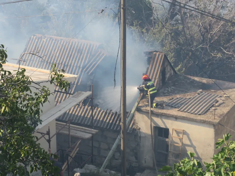Sitno Donje: Požar s kojim se vatrogasci bore cijelu noć zahvatio nekoliko kuća