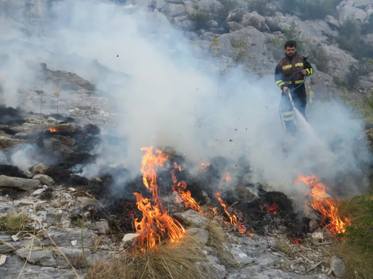 Sitno Donje: Požar s kojim se vatrogasci bore cijelu noć zahvatio nekoliko kuća