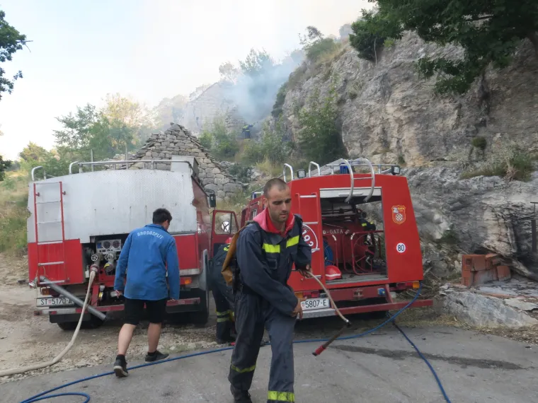 Sitno Donje: Požar s kojim se vatrogasci bore cijelu noć zahvatio nekoliko kuća