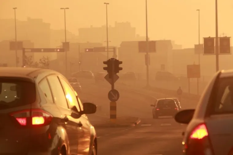 Vrh Vukovarske u Splitu potpuno je pod dimom. Kolone automobila voze oprezno. Policija je izdala upozorenje da se građani udalje od benzinskih crpki i ne zadržavaju u prometu.