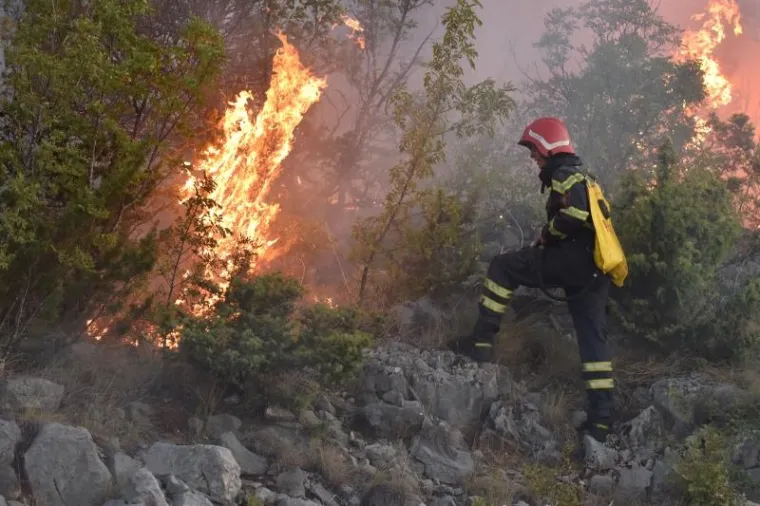 POŽAR KOD &Scaron;IBENIKA:  Gori brdo Trtar, autocesta bila zatvorena