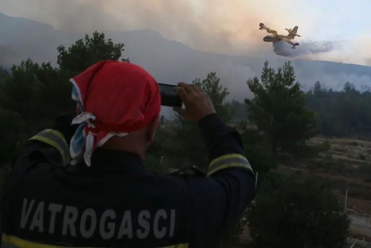 I DALJE GORI U PODSTRANI, SPA&Scaron;AVAJU SE KUĆE; VATROGASCI DEŽURAJU I NA BILICAMA: Poletjeli kanaderi
