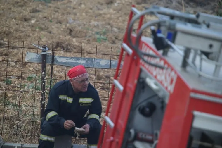I DALJE GORI U PODSTRANI, SPA&Scaron;AVAJU SE KUĆE; VATROGASCI DEŽURAJU I NA BILICAMA: Poletjeli kanaderi