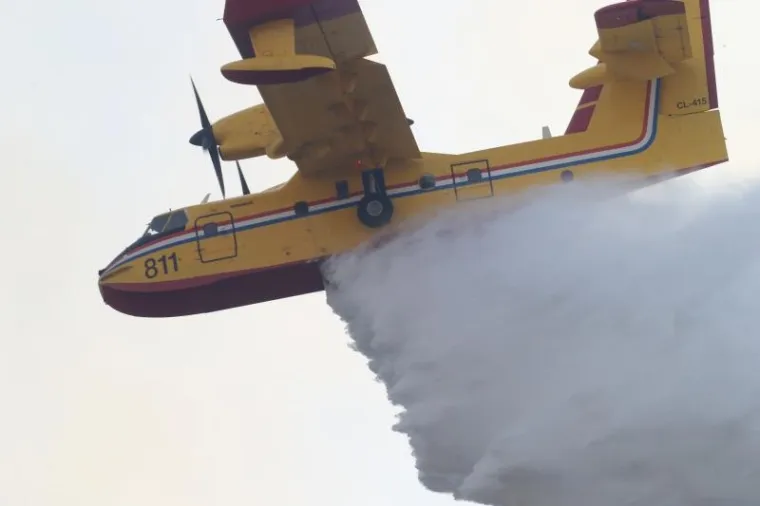 I DALJE GORI U PODSTRANI, SPA&Scaron;AVAJU SE KUĆE; VATROGASCI DEŽURAJU I NA BILICAMA: Poletjeli kanaderi