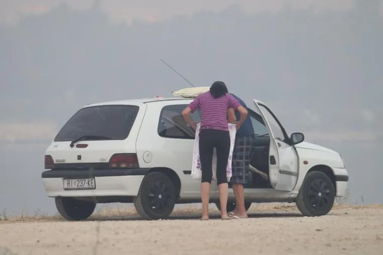 I DALJE GORI U PODSTRANI, SPA&Scaron;AVAJU SE KUĆE; VATROGASCI DEŽURAJU I NA BILICAMA: Poletjeli kanaderi