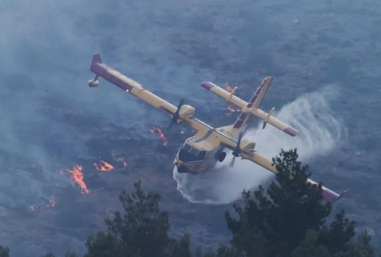 I DALJE GORI U PODSTRANI, SPA&Scaron;AVAJU SE KUĆE; VATROGASCI DEŽURAJU I NA BILICAMA: Poletjeli kanaderi