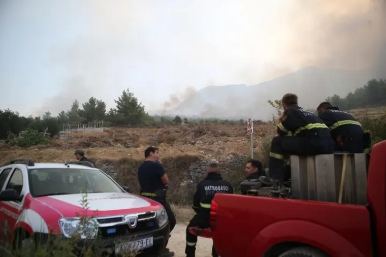 I DALJE GORI U PODSTRANI, SPA&Scaron;AVAJU SE KUĆE; VATROGASCI DEŽURAJU I NA BILICAMA: Poletjeli kanaderi