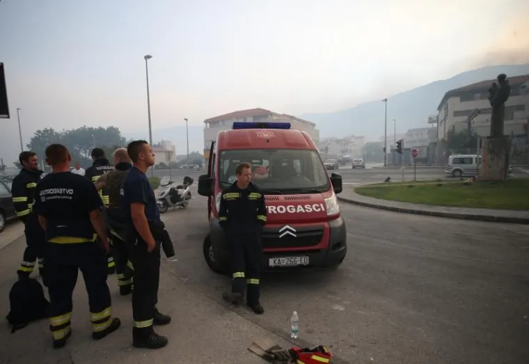 I DALJE GORI U PODSTRANI, SPA&Scaron;AVAJU SE KUĆE; VATROGASCI DEŽURAJU I NA BILICAMA: Poletjeli kanaderi