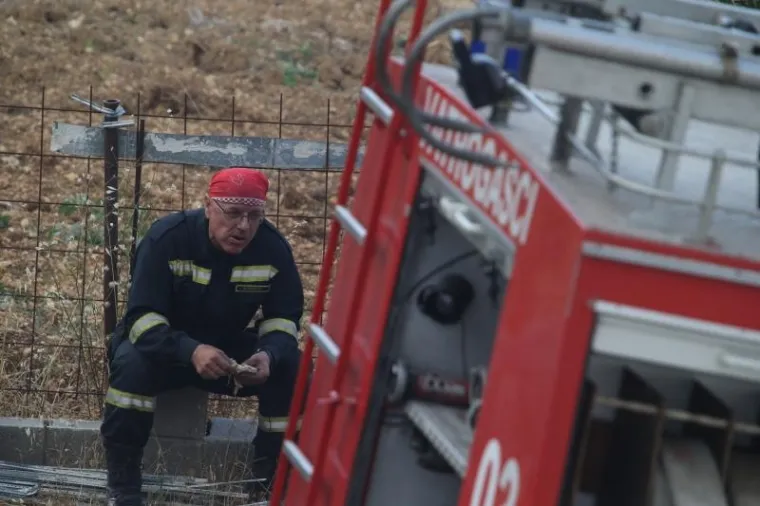 I DALJE GORI U PODSTRANI, SPA&Scaron;AVAJU SE KUĆE; VATROGASCI DEŽURAJU I NA BILICAMA: Poletjeli kanaderi