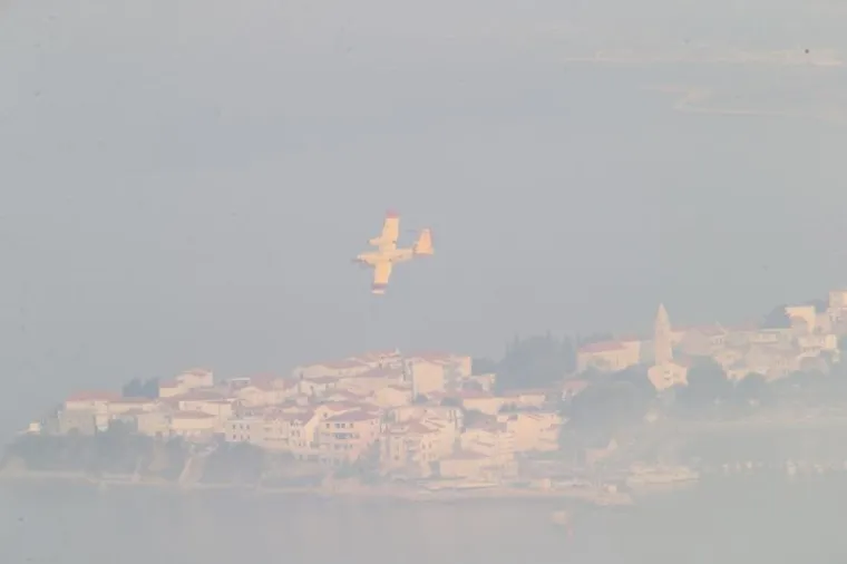 I DALJE GORI U PODSTRANI, SPA&Scaron;AVAJU SE KUĆE; VATROGASCI DEŽURAJU I NA BILICAMA: Poletjeli kanaderi