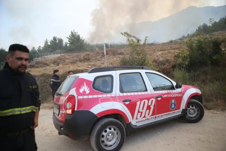 I DALJE GORI U PODSTRANI, SPA&Scaron;AVAJU SE KUĆE; VATROGASCI DEŽURAJU I NA BILICAMA: Poletjeli kanaderi