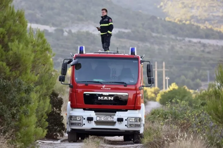I DALJE GORI U PODSTRANI, SPA&Scaron;AVAJU SE KUĆE; VATROGASCI DEŽURAJU I NA BILICAMA: Poletjeli kanaderi