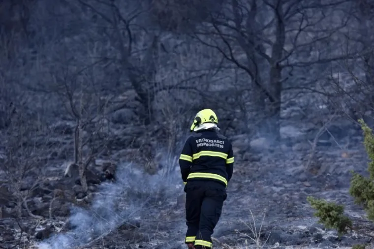 I DALJE GORI U PODSTRANI, SPA&Scaron;AVAJU SE KUĆE; VATROGASCI DEŽURAJU I NA BILICAMA: Poletjeli kanaderi