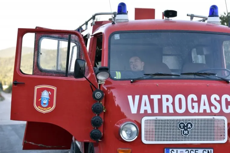 I DALJE GORI U PODSTRANI, SPA&Scaron;AVAJU SE KUĆE; VATROGASCI DEŽURAJU I NA BILICAMA: Poletjeli kanaderi