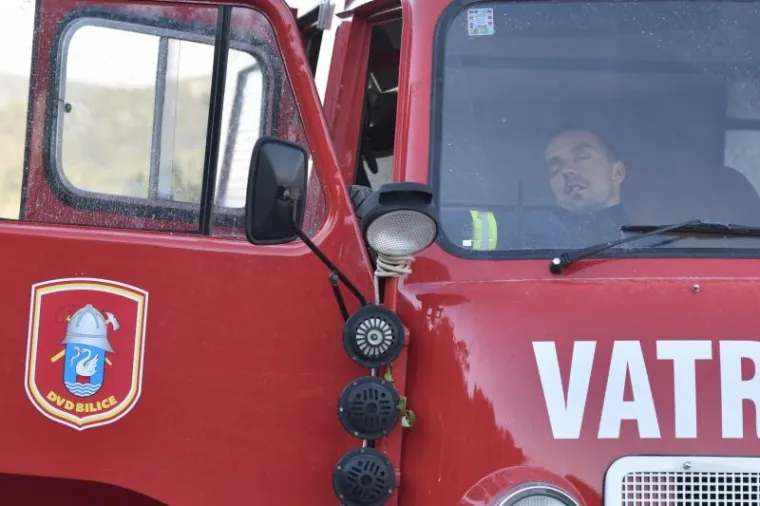 I DALJE GORI U PODSTRANI, SPA&Scaron;AVAJU SE KUĆE; VATROGASCI DEŽURAJU I NA BILICAMA: Poletjeli kanaderi