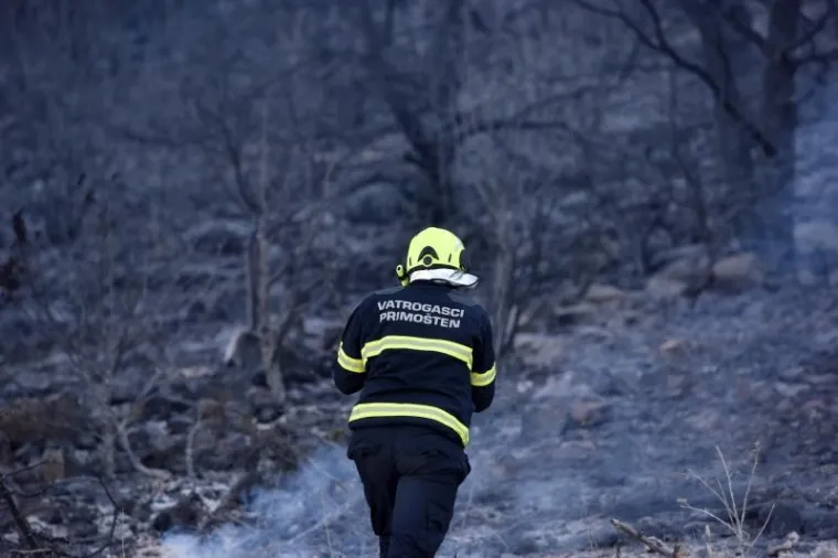 I DALJE GORI U PODSTRANI, SPA&Scaron;AVAJU SE KUĆE; VATROGASCI DEŽURAJU I NA BILICAMA: Poletjeli kanaderi