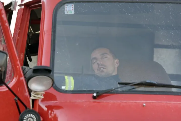 I DALJE GORI U PODSTRANI, SPA&Scaron;AVAJU SE KUĆE; VATROGASCI DEŽURAJU I NA BILICAMA: Poletjeli kanaderi