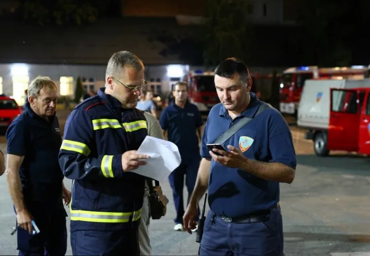 POJAČANJE IZ ZAGREBA: 100 vatrogasaca iz Zagreba s 35 vatrogasnih vozila krenulo u pomoć Splitu