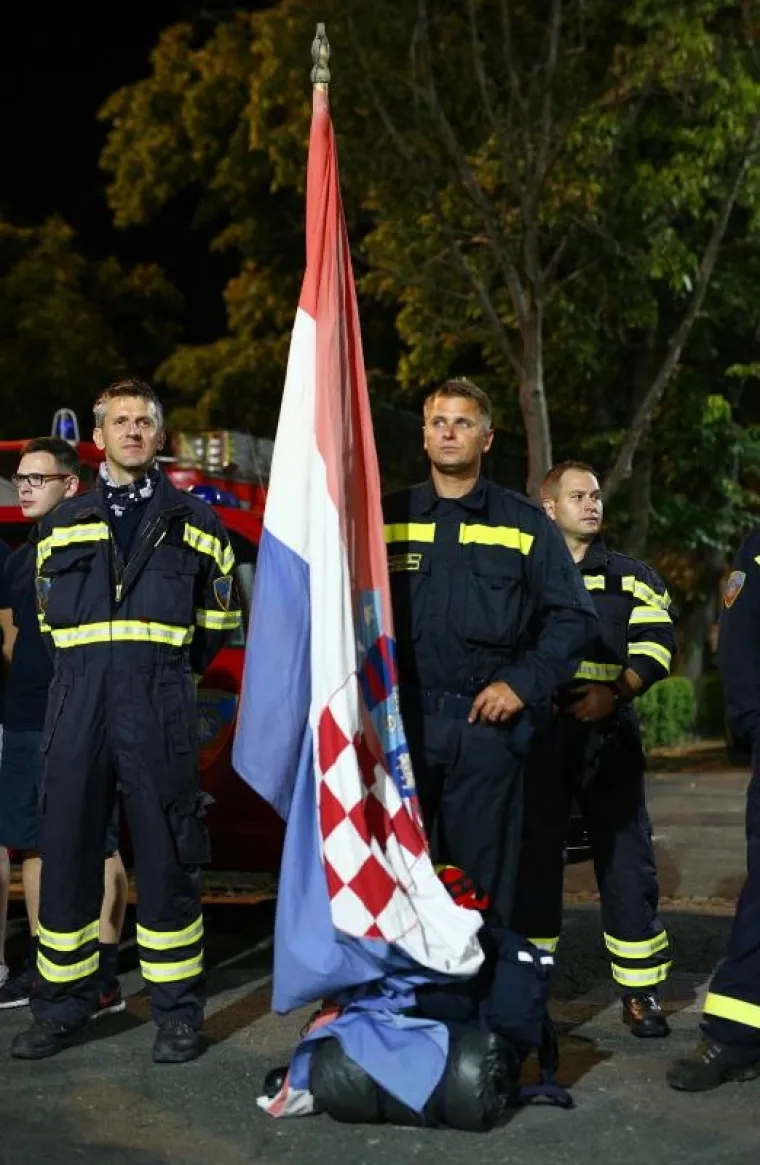 POJAČANJE IZ ZAGREBA: 100 vatrogasaca iz Zagreba s 35 vatrogasnih vozila krenulo u pomoć Splitu