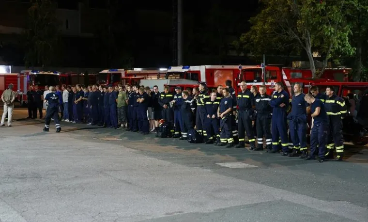 POJAČANJE IZ ZAGREBA: 100 vatrogasaca iz Zagreba s 35 vatrogasnih vozila krenulo u pomoć Splitu