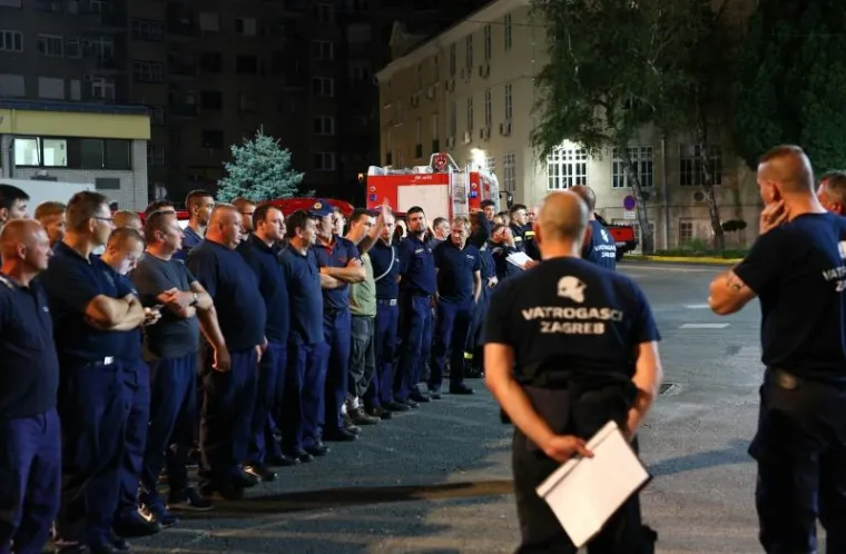 POJAČANJE IZ ZAGREBA: 100 vatrogasaca iz Zagreba s 35 vatrogasnih vozila krenulo u pomoć Splitu