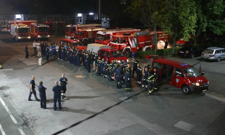 100 vatrogasaca grada Zagreba s 35 vatrogasnih vozila sinoć je krenulo u pomoć Splitu kojeg je okružila vatrena buktinja. Sinisa Jembrih, zapovjednik JVP Zagreb. Photo: Zeljko Lukunic/PIXSELL