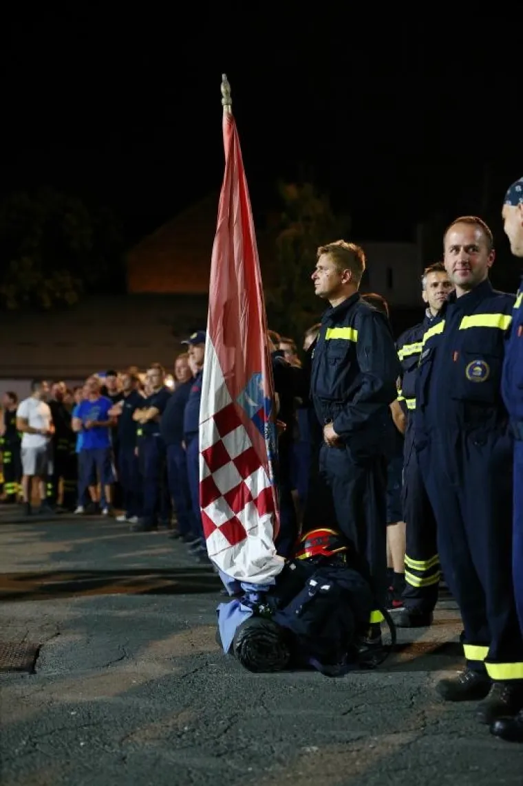 POJAČANJE IZ ZAGREBA: 100 vatrogasaca iz Zagreba s 35 vatrogasnih vozila krenulo u pomoć Splitu