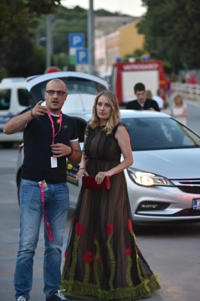 SJALA JE POPUT GRČKE BOGINJE: Prekrasna Jelena Perčin dekolteom plijenila pažnju na filmskom festivalu u Puli