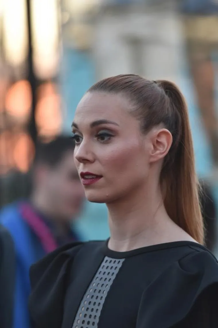 SJALA JE POPUT GRČKE BOGINJE: Prekrasna Jelena Perčin dekolteom plijenila pažnju na filmskom festivalu u Puli