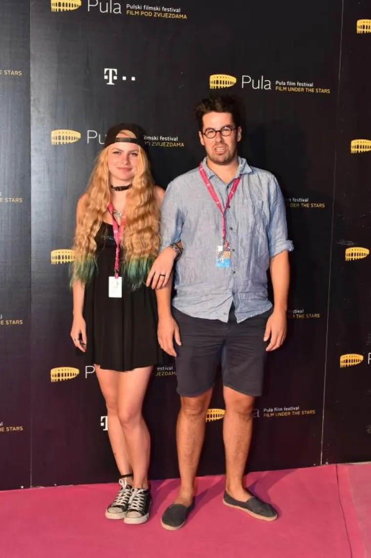 SJALA JE POPUT GRČKE BOGINJE: Prekrasna Jelena Perčin dekolteom plijenila pažnju na filmskom festivalu u Puli