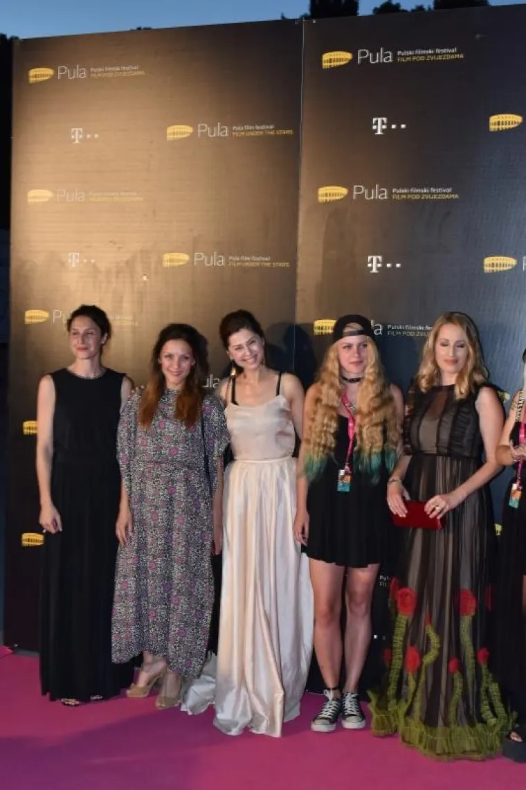 SJALA JE POPUT GRČKE BOGINJE: Prekrasna Jelena Perčin dekolteom plijenila pažnju na filmskom festivalu u Puli