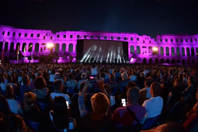 SJALA JE POPUT GRČKE BOGINJE: Prekrasna Jelena Perčin dekolteom plijenila pažnju na filmskom festivalu u Puli