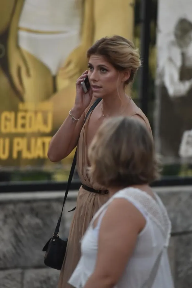 SJALA JE POPUT GRČKE BOGINJE: Prekrasna Jelena Perčin dekolteom plijenila pažnju na filmskom festivalu u Puli