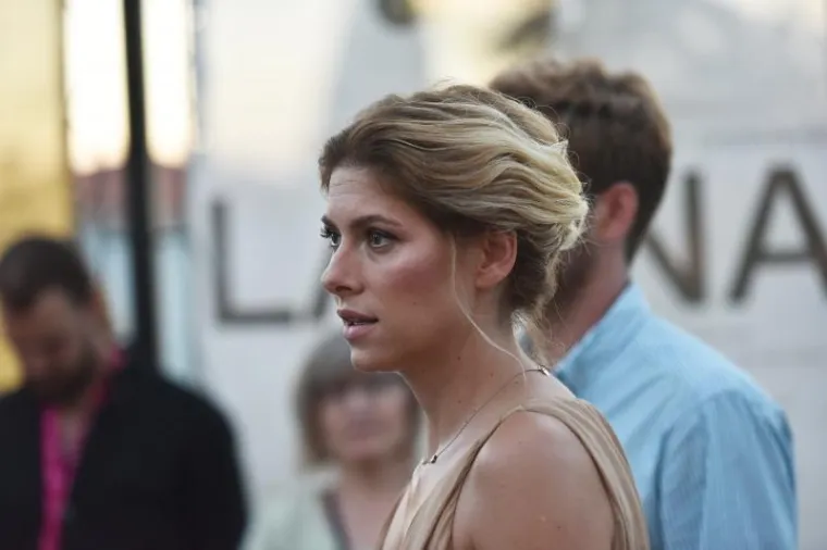 SJALA JE POPUT GRČKE BOGINJE: Prekrasna Jelena Perčin dekolteom plijenila pažnju na filmskom festivalu u Puli
