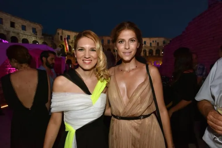 SJALA JE POPUT GRČKE BOGINJE: Prekrasna Jelena Perčin dekolteom plijenila pažnju na filmskom festivalu u Puli