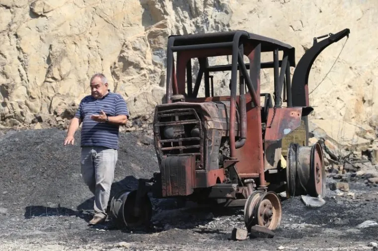 17.07.2017., Kucine, Mravince - &Scaron;okirani stanovnici dolaskom novog dana ugledali katastrofalno okruzenje oko njihovih kuca. Ivo Baltić ostao je bez traktora sa prikljuccima vrijednog 250 tisuca kuna kojim je radio na izvlačenju i mljevenju drva za Hrvatske sume. Posao vrijedan 100 tisuca kuna mu je potpuno propao zbog požara. Photo: Ivo Cagalj/PIXSELL