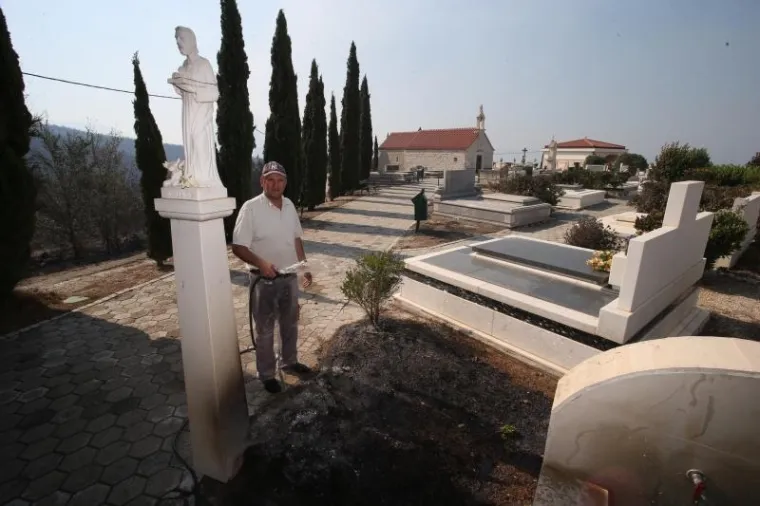 Komunalac Miljenko na groblju Sv Luke u Kucinama. Photo: Ivo Cagalj/PIXSELL